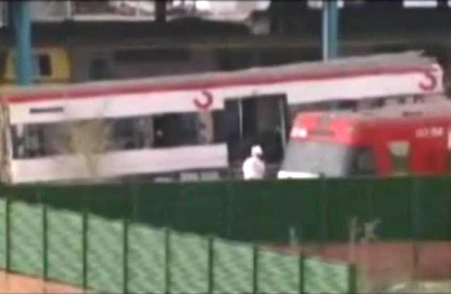 Alguien con un mono blanco como el utilizado por la Policía Científica, entre los restos del tren de Téllez en Villaverd