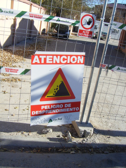 Cartel en el acceso al taller el 4 de diciembre