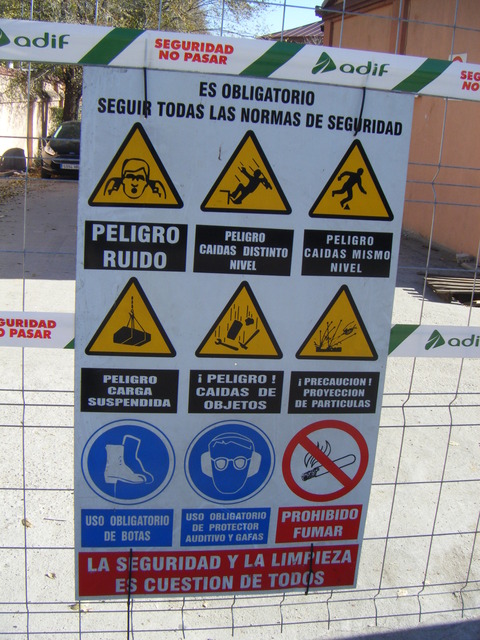 Cartel en el acceso al taller el 4 de diciembre