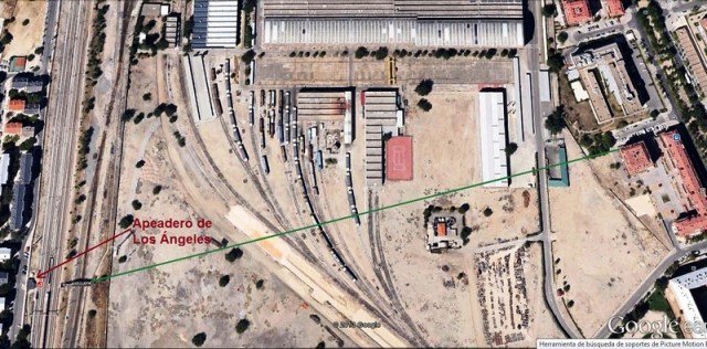 Visual de la toma de las fotos anteriores desde el apeadero de Los Ángeles. La nave blanca de la derecha es la que albergaba el coche 2 de Téllez