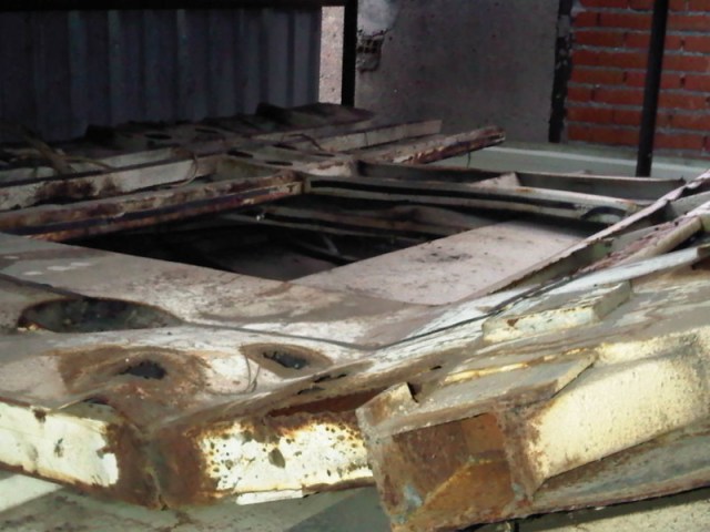 Chapas deformadas y oxidadas amontonadas en el interior del cobertizo el 4 de enero de 2012