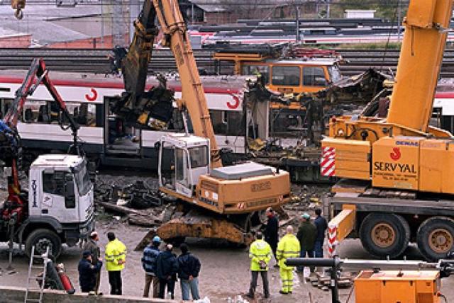 Cargue en camión de material extraído del coche 1 el día 13