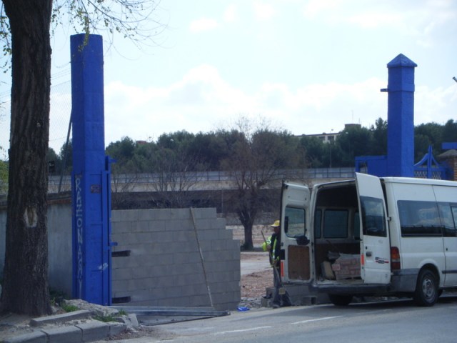 Tapiado de la entrada al solar que ocuparon los talleres