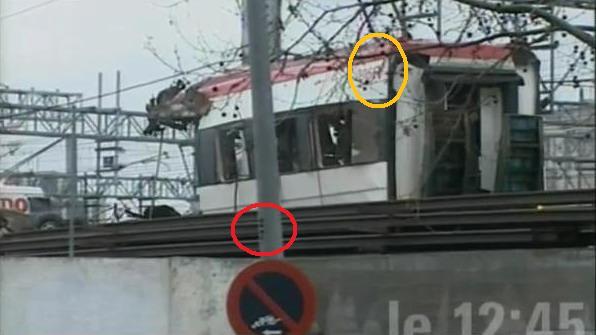 La mitad delantera del coche 5 cargada en un camión. Los puntos marcados sirven para comprobar que se trata de ese colche y para determinar el lugar preciso en el que se produjo el cargue. Al fondo, a la izquierda las letras DO, probablemente pertenecientes a la palabra “AGUADO”