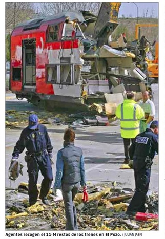 Foto de El Mundo del 26 de enero de 2011 (pie de foto erróneo). Policías buscando, el 15 de marzo de 2004, entre los restos del coche 5 de El Pozo