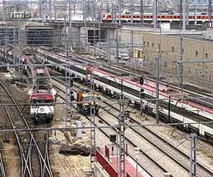 Desde la cubierta de la estación, a la izquierda, el tren saliendo de Atocha