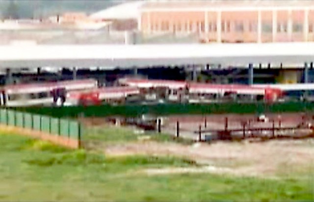 Imagen, de marzo de 2004, de la misma nave blanca de las fotos anteriores, pero tomada desde el lado contrario. Se observa claramente que tiene abiertos sus dos laterales, se ve a su través. De los coches que se ven en primer plano nos ocuparemos más adelante