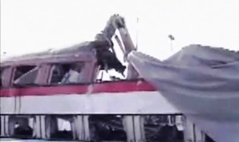 Excavadora junto al coche 5 cuando, el día 15, se empieza a retirar la lona que lo cubre