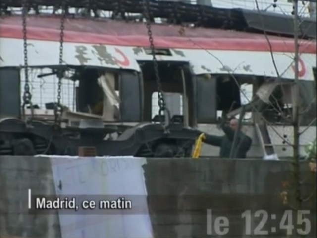 Un bogie pasa colgado junto al coche 4