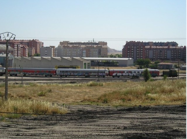 En junio de 2004, el coche 2 de Téllez no está dentro de la nave, y ésta sigue teniendo sus dos laterales abiertos.