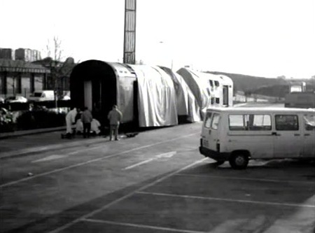 El coche 5 depositado e inspeccionado en el aparcamiento de la estación