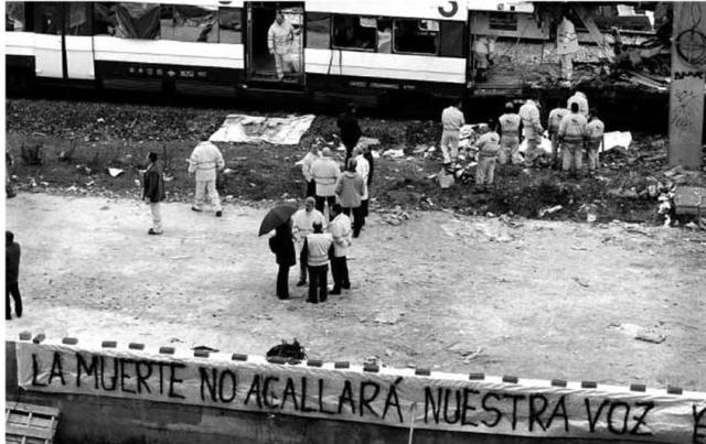 Se recoge material en mantas colocadas en el suelo