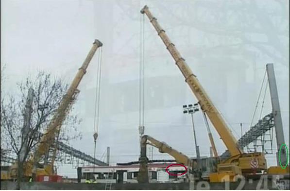 Junto al coche 4, dos grandes grúas, una máquina cizalladora, la locomotora amarilla que ha movido el coche 4 y dos mástiles luminosos. Las señales encerradas en rojo identifican el coche 4