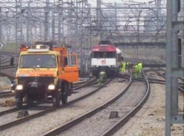 Un vehículo bivial, apto para circular por carretera y vía acompaña al tren como apoyo del personal a pie