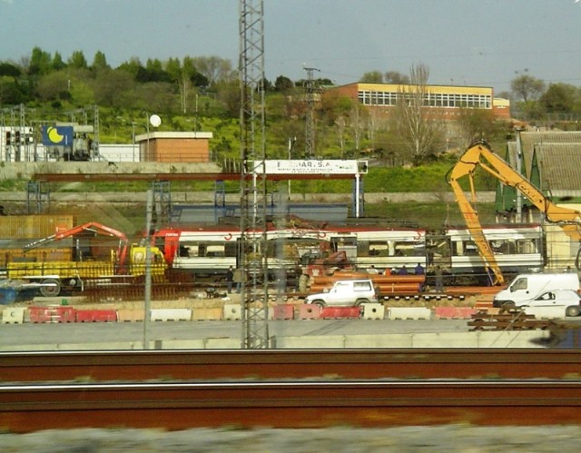 A la izquierda, un camión con la grúa desplegada, en el que cabría el elemento seccionado una vez retirado el bogie con sus cuatro ruedas
