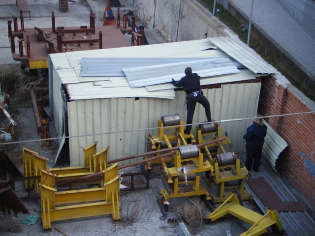 El 28 de febrero de 2012, agentes de seguridad de Tafesa acondicionan el cobertizo que guarda los restos del foco de Santa Eugenia, tapando los huecos existentes
