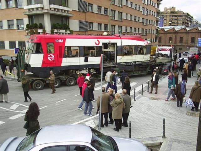Muchos curiosos observan la difícil maniobra