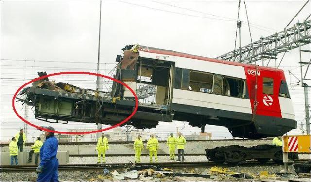 Suelo que se destaca en la mitad delantera del coche 1