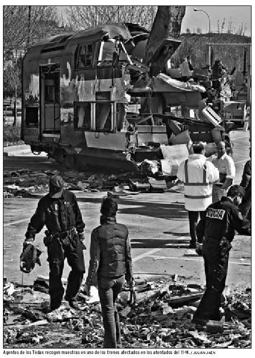 Policías estudian los restos del coche ante su parte trasera