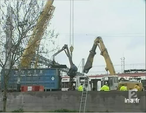 Cargue de material en un camión mediante una grúa pulpo