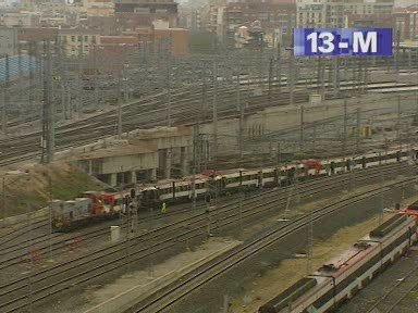 El tren, remolcado por un tractor diesel de maniobras, se acerca a Téllez